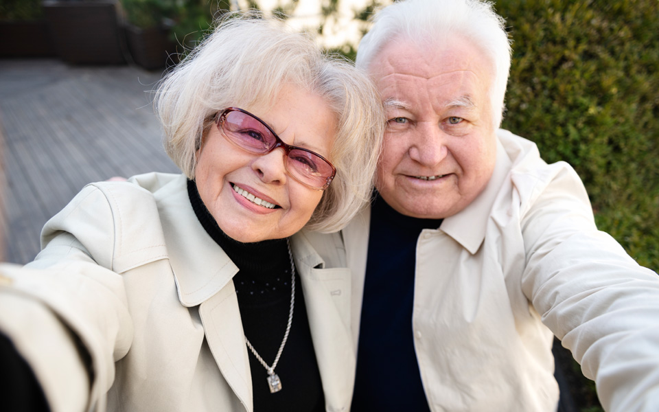 Deux magnifiques retraités prenant un selfie ensemble