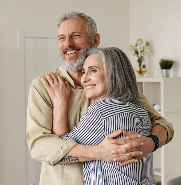 Deux couples âgées très heureux, souriants et détendus, à l'intérieur de leurs maisons confortables