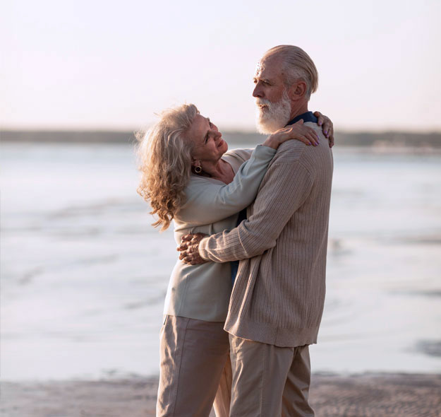 Aide souriante à l'EHPAD aidant un senior