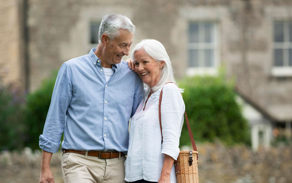 Couple senior charmant et affectueux se promenant ensemble