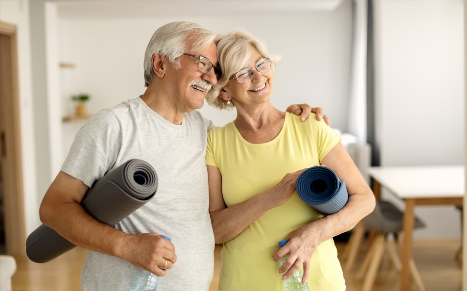 Deux seniors souriants faisant du sport