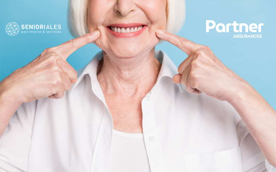 Femme âgée avec un beau sourire