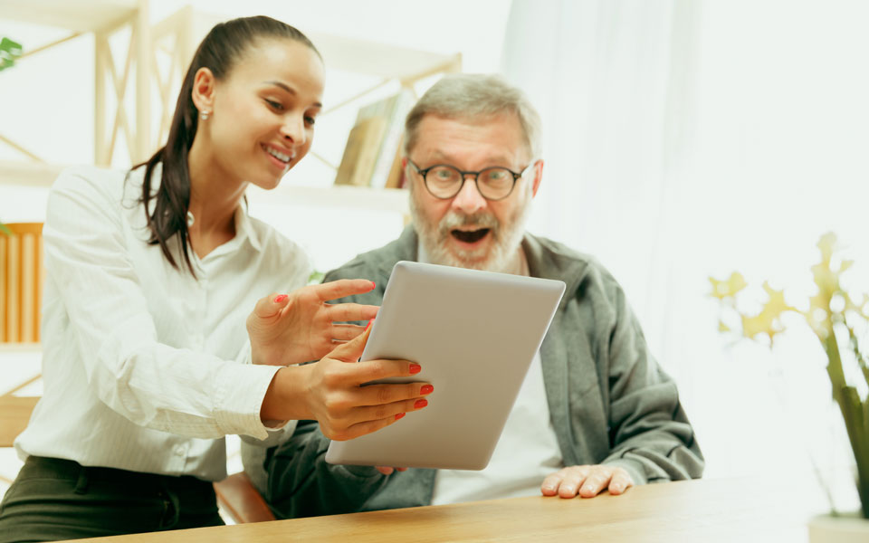 petite fille passant du temps avec-grand père utilisant une tablette