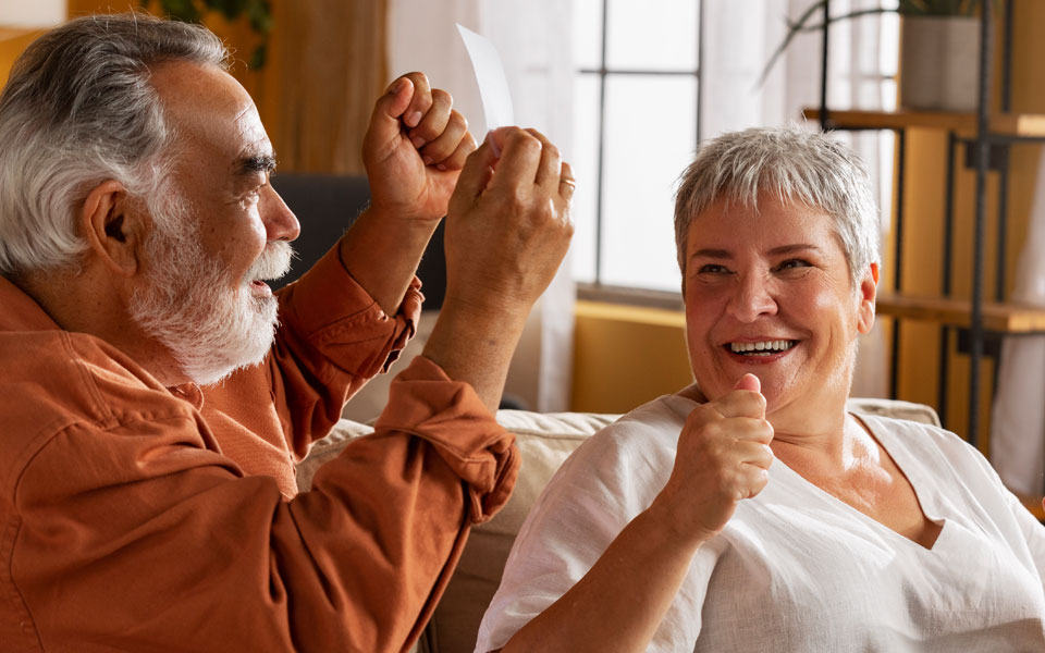 Senior utilisant une main courante pour se déplacer dans un couloir