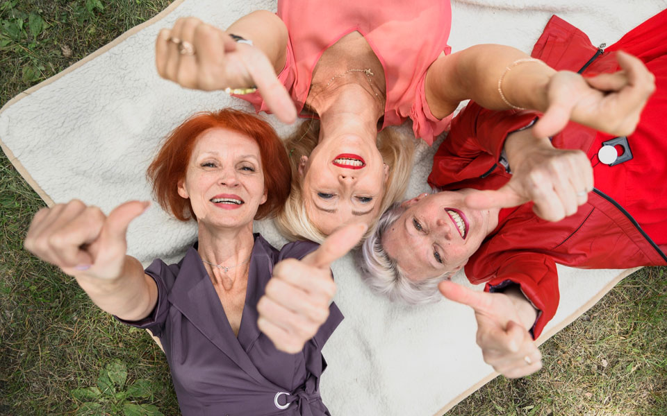 Belles femmes âgées souriantes