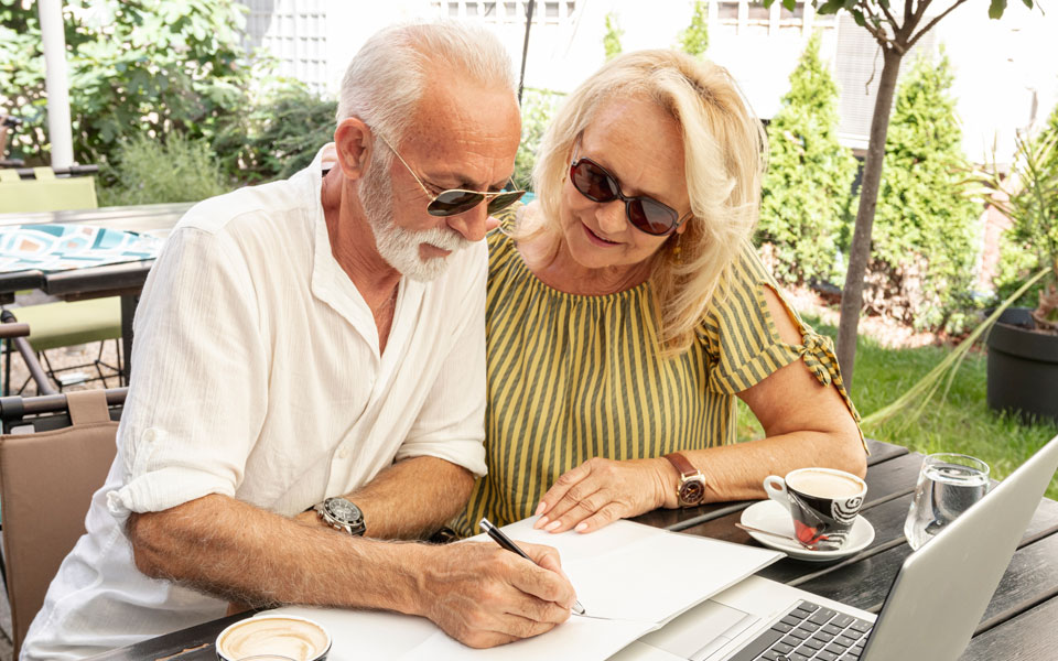 Deux seniors, une femme et un homme, partageant un moment de convivialité à la retraite.