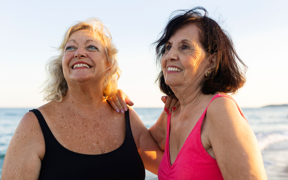 deux femmes seniors dans un palge 