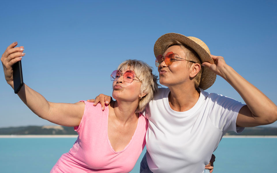 deux femmes seniors prendre un selfie