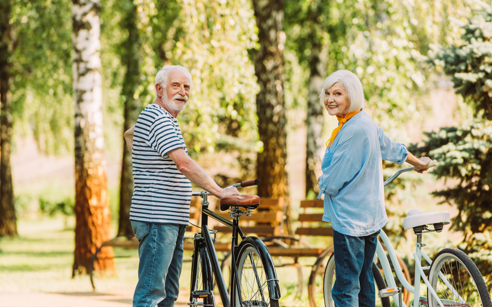 Deux personnes âgées faisant du vélo ensemble