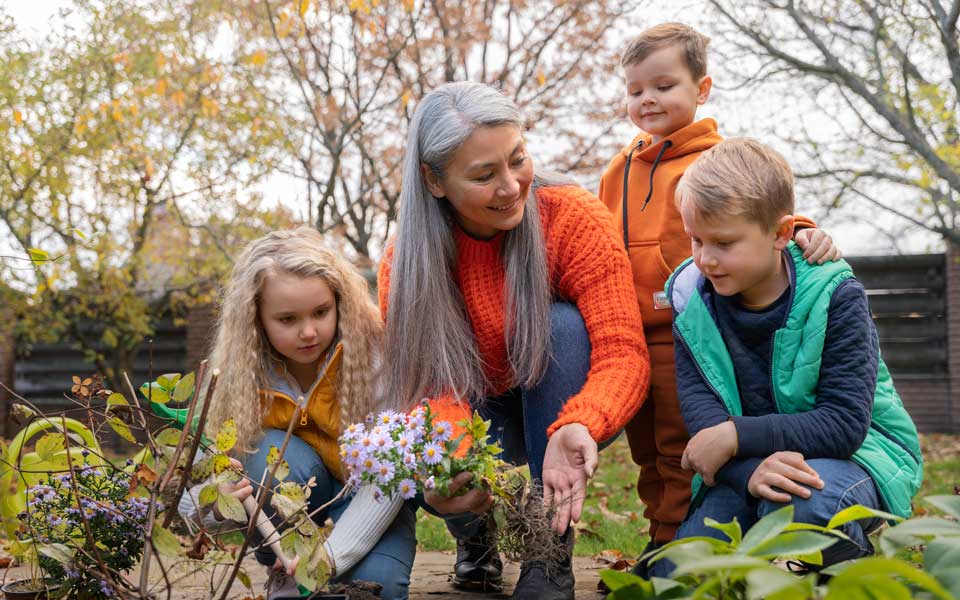 femme âgée passe du temps avec leurs petits-enfants dans le jardin.