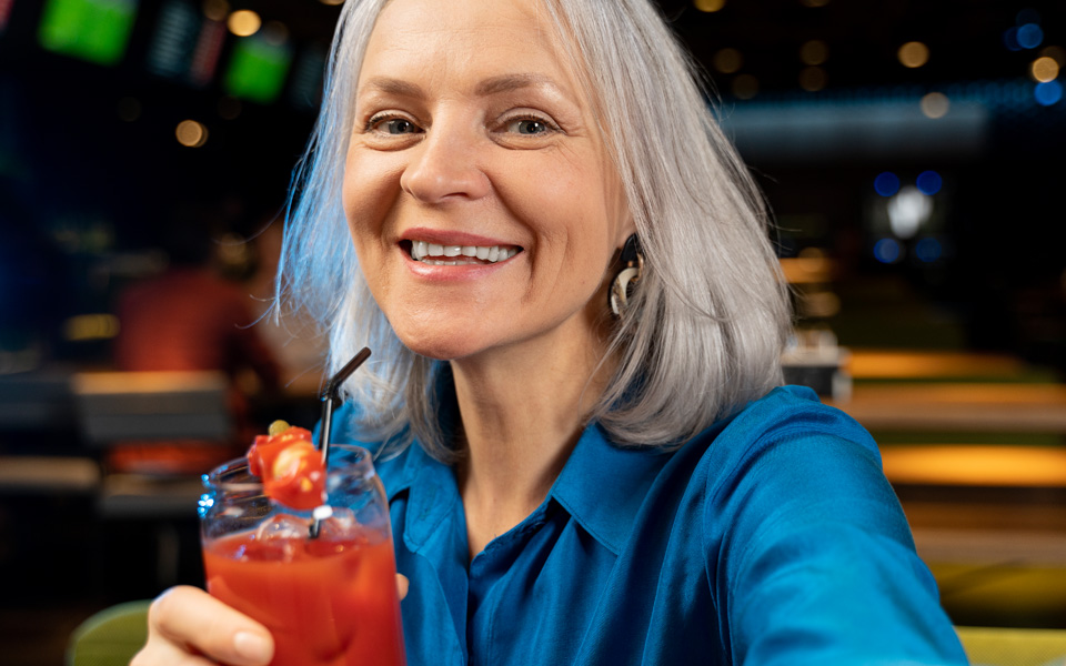 Superbe senior avec une boisson fraîche