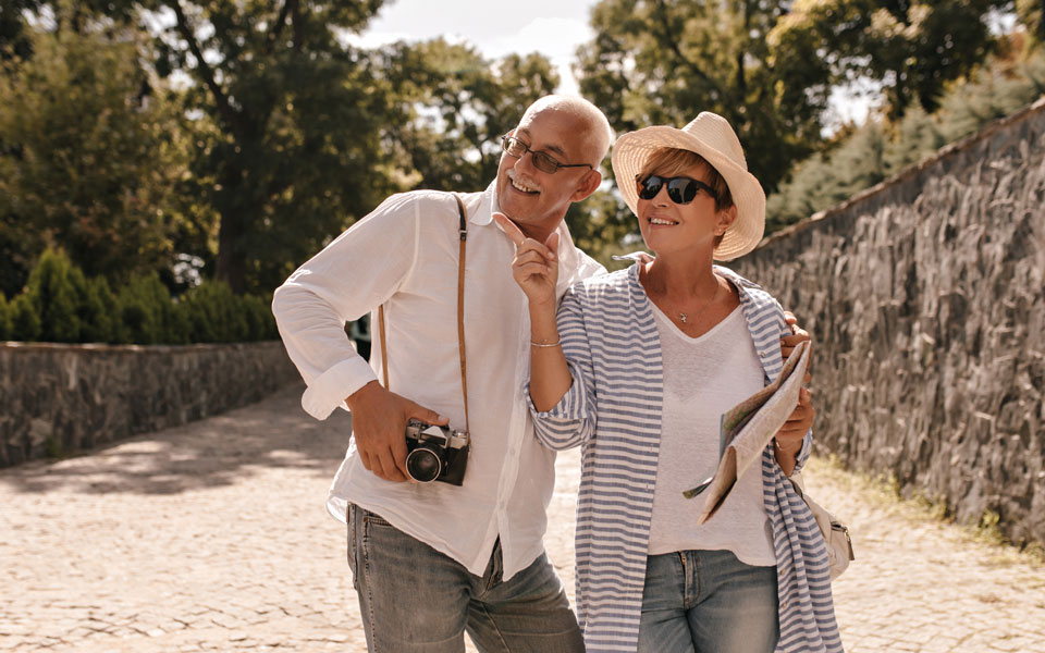 Seniors globe-trotteurs : les destinations préférées des voyageurs de +60 ans
